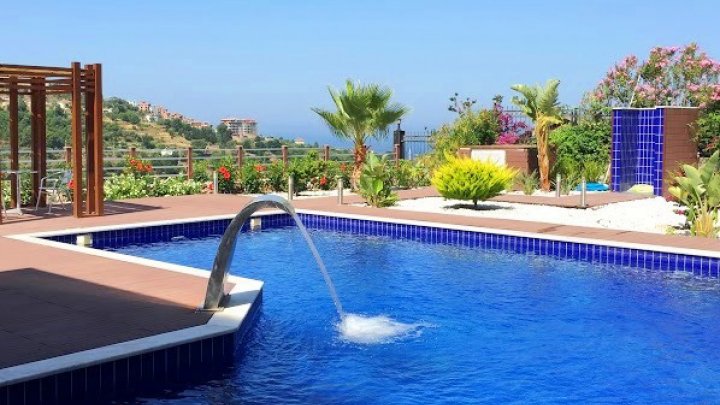 Individuelle Designer-Villa mit Panoramablick aufs Meer