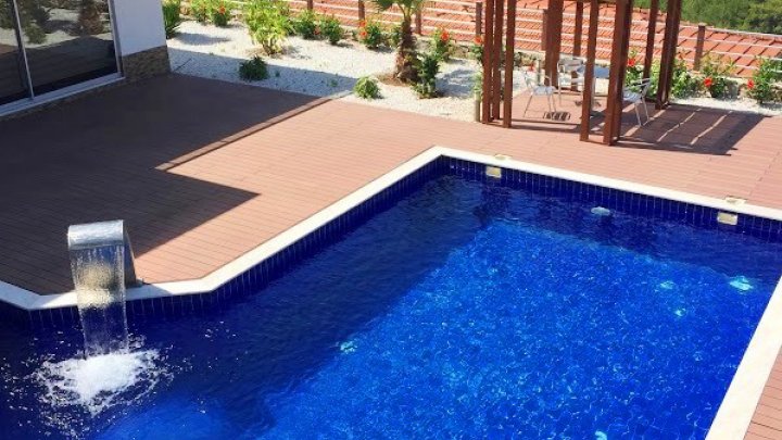Individuelle Designer-Villa mit Panoramablick aufs Meer