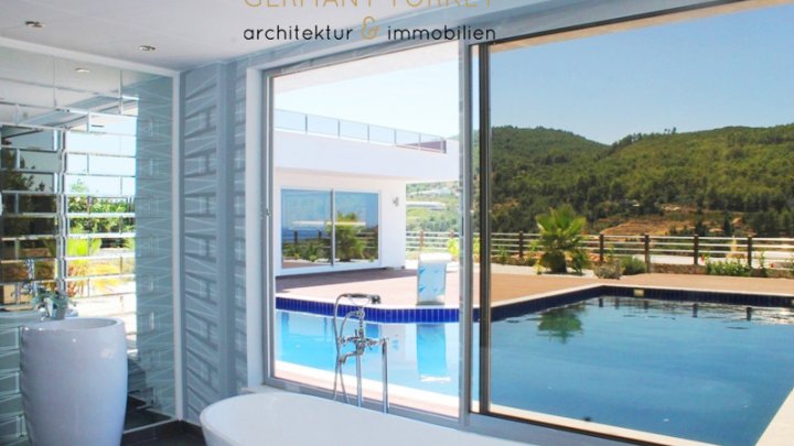 Individuelle Designer-Villa mit Panoramablick aufs Meer