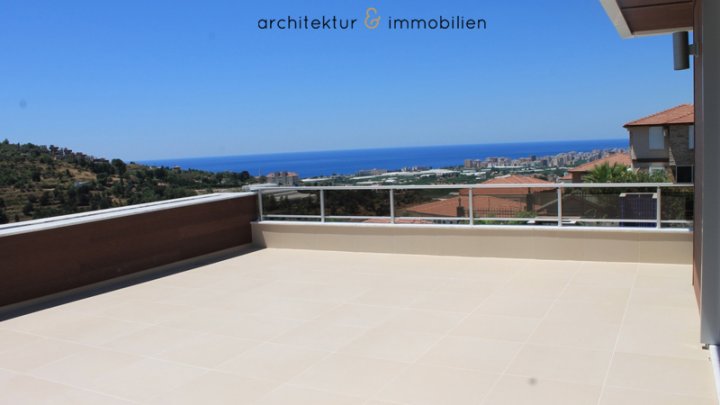 Individuelle Designer-Villa mit Panoramablick aufs Meer