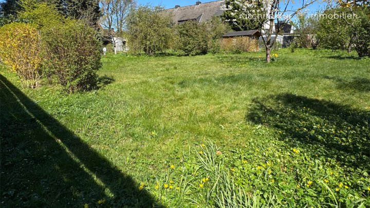 Gut gelegenes Grundstück: Bauvorbescheid liegt vor