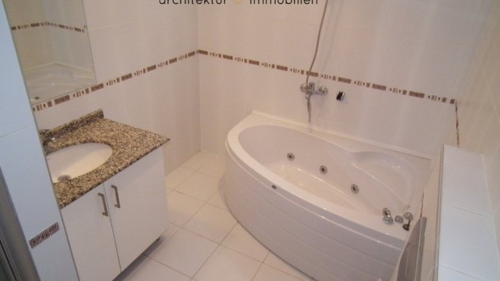 Sehr gepflegte und zentrale Wohnung mit kleinem Garten