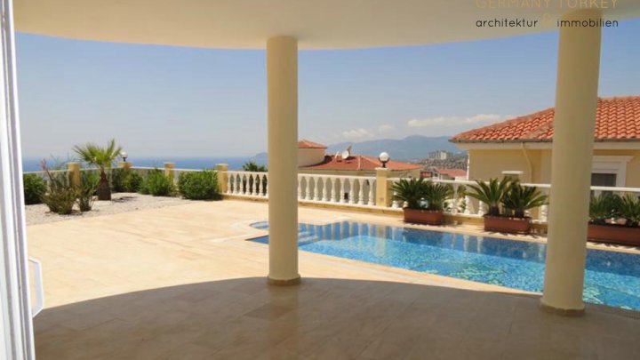 Romantische komplett möblierte Villa