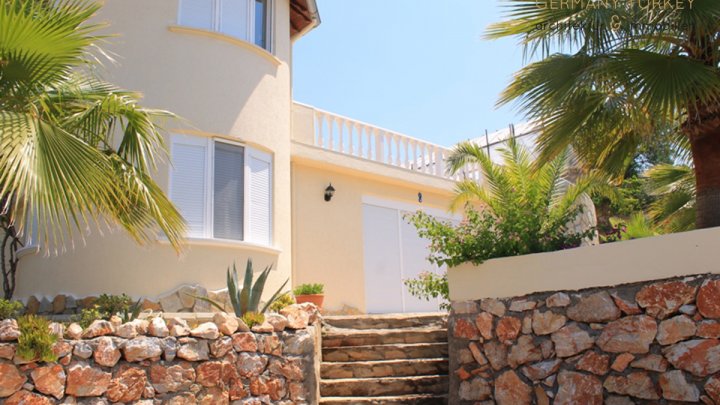 komplett möblierte Villa